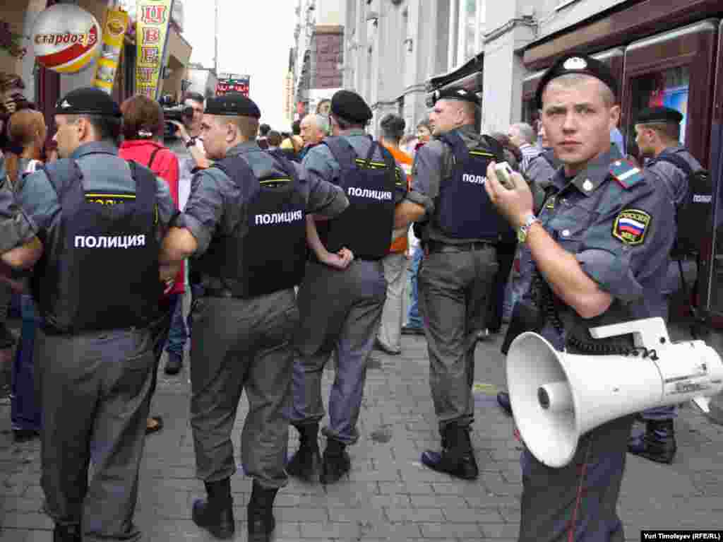 В Москве на Триумфальной площади состоялась акция оппозиции в защиту 31-й статьи Конституции РФ