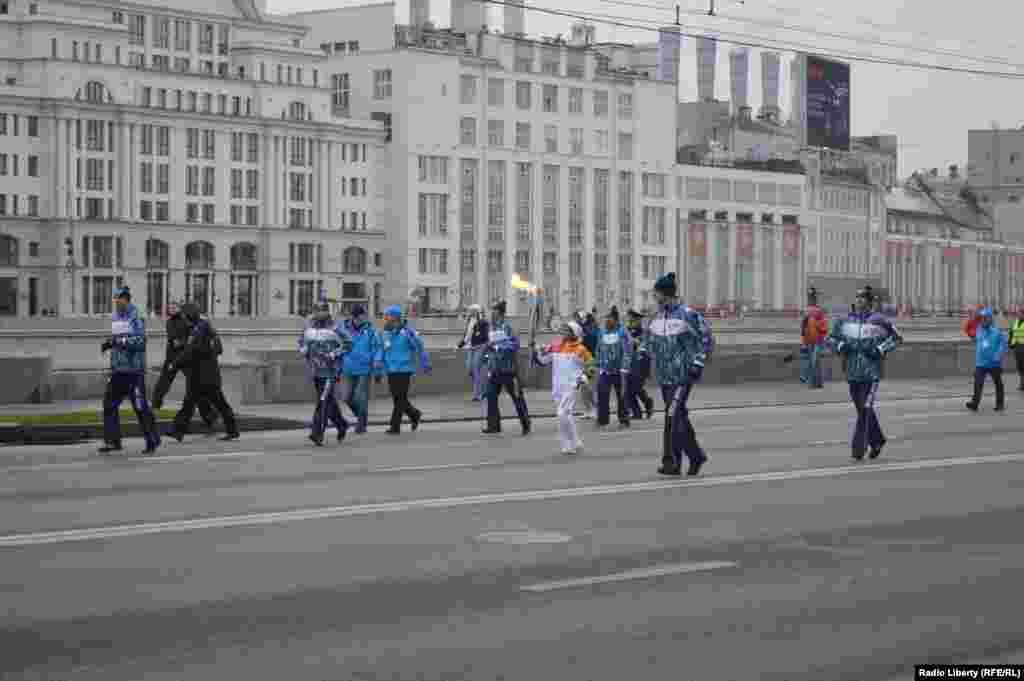 Из-за эстафеты с раннего утра в центре города были перекрыты десятки улиц и набережных