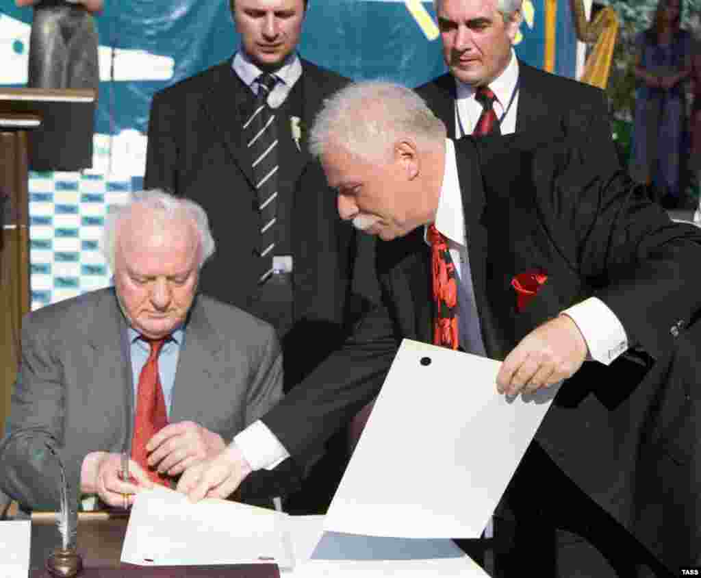 GEORGIA -- 21AUG2003. Georgian President Eduard Shevardnadze (L) and well-known businessman Badri Patarkatsishvili (R) signed documents on the beginning of construction a health resort "Imedis Kalaki "(Town of Hope) located between the cities of Poti and