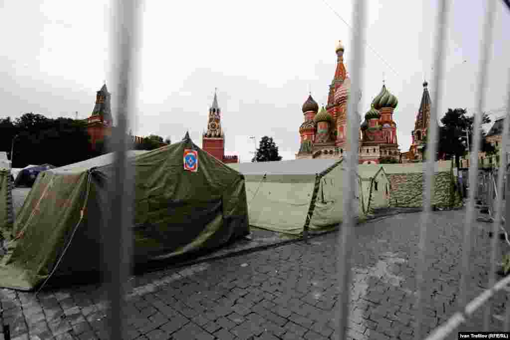 Праздник Москвы в &quot;день тишины&quot;. Самое закрытое место &ndash; Красная площадь. Там был дан старт празднования Дня города, на котором был замечен и исполняющий обязанности мэра Москвы, кандадат в мэры Сергей Собянин