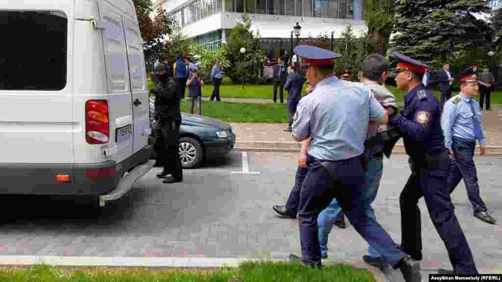 Полиция өкілдері Алматыдағы Абай атындағы опера және балет театрына жапсарлас Панфилов көшесінде адамдарды ұстап жатыр.