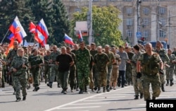 Пленных украинцев ведут по центру Донецка, август 2015