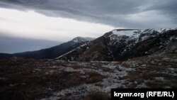 Нижнее плато Чатыр-дага, вдали видна западная вершина Чатыр-дага Ангар-Бурун (1452 метра над уронем моря). Январь 2014 года