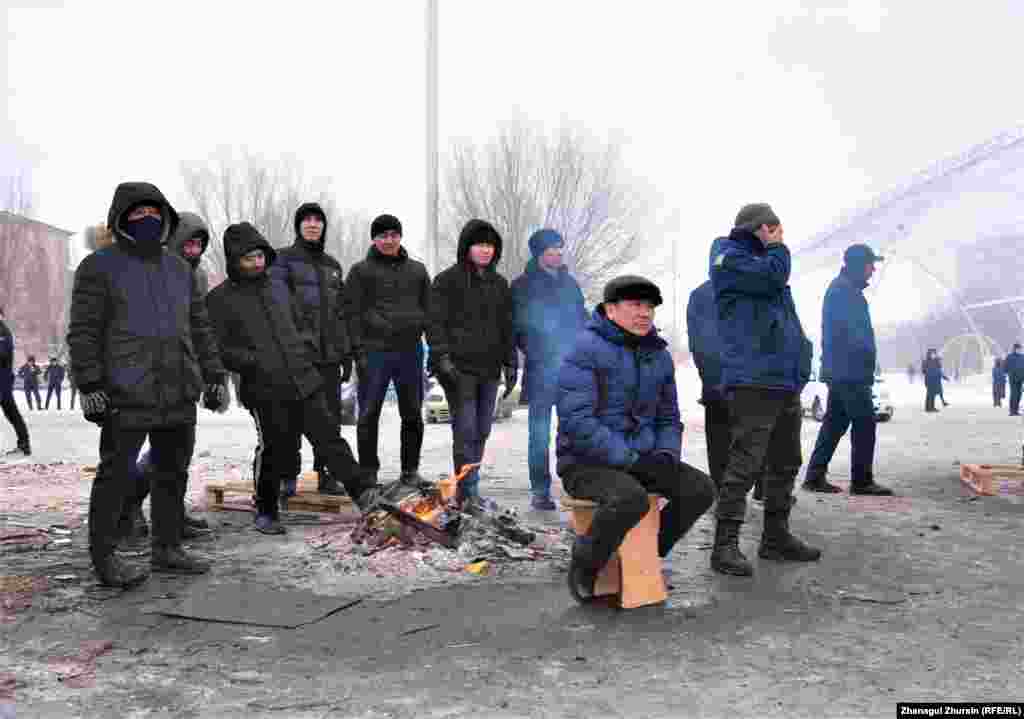 Билікке талап айтып, бейбіт акцияда тұрған демонстранттар.&nbsp;Ақтөбе, 6 қаңтар 2022 ж.