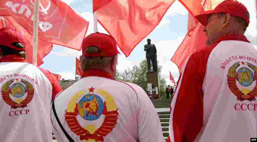 Митинг коммунистов возле памятника Ленину в Симферополе, 6 мая 2014 года