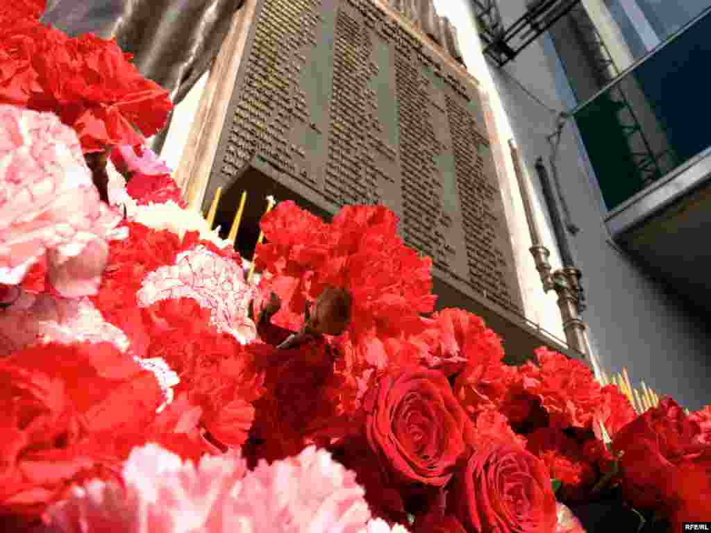 Возложение цветов у мемориальной доски жертвам теракта.