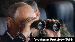 Ресей президенті Владимир Путин "Восток-2018" әскери жаттығу барысын дүрбімен қарап тұр.