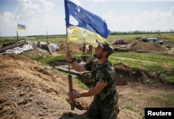 Флаг на позициях украинских Военных в районе города Марьинка, 5 июня 2015