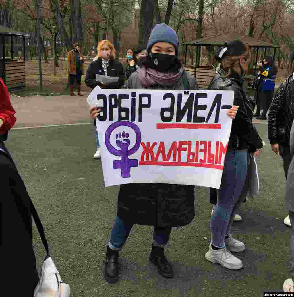 Шеруге келгендердің бірі &quot;Әрбір әйел &ndash; жалғызым&quot; деген плакат ұстап тұр. Бұл - әйелдер маршының негізгі лозунгінің бірі. &nbsp;