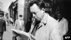 Fransa - Albert Camus (1913-1960) ölümündən 1 il qabaq, Parisdə qəzet oxuyur.