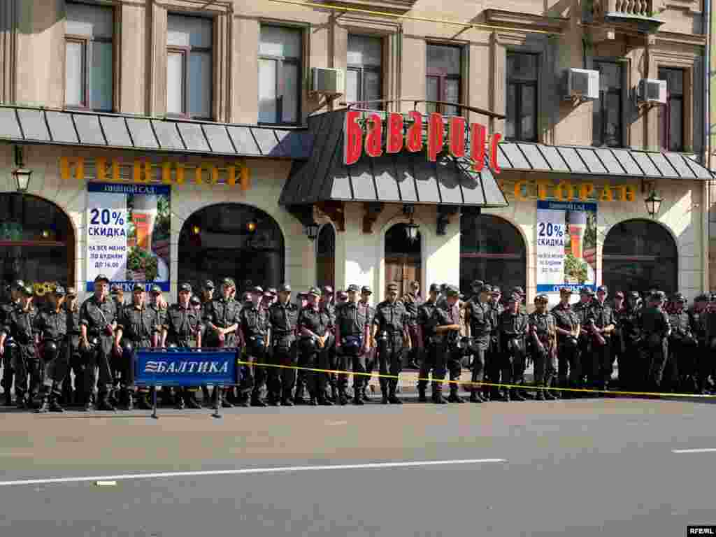 31 июля на Триумфальной площади в Москве оппозиционная коалиция "Другая Россия" попыталась провести митинг посвященный 31-й статье Конституции РФ, гарантирующей гражданам свободу собраний. В согласовании митинга оппозиции было отказано в связи с проведением спортивного праздника. К подступам к площади были стянуты несколько тысяч сотрудников правоохранительных органов