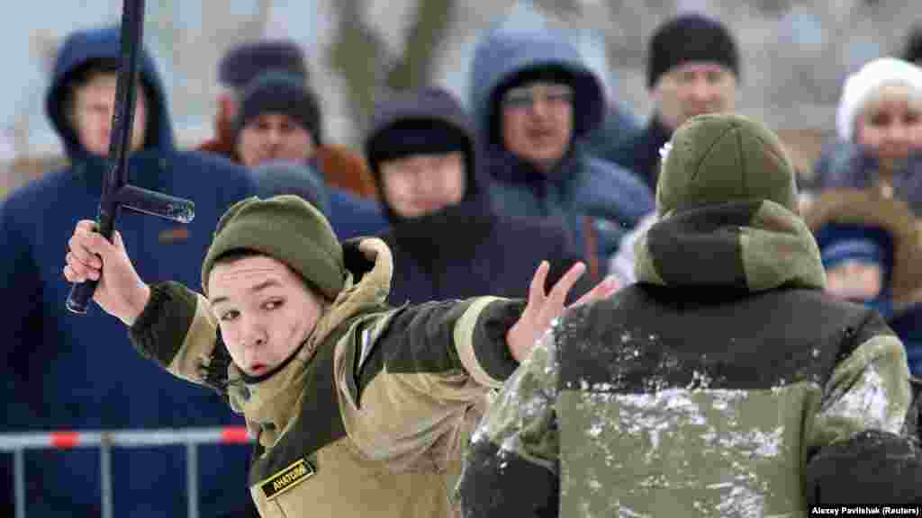 Участники военно-патриотического клуба на мероприятии, посвященном российскому &laquo;Дню защитника Отечества&raquo;