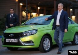 Президент России Владимир Путин рядом с автомобилем Lada Vesta, Сочи, Россия, октябрь 2015 года