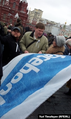 "Во всем виноват Фейсбук" – ирония на плакате участников митинга "За честные выборы" в 2012 году