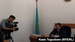 "Қазақстанның бірінші арнасының“ тілшісі судья Татьяна Чернышты видеоға түсіріп тұр. Алматы, 8 маусым 2016 жыл.