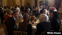 B.Obama Ağ evdə iftar verir.