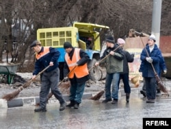 Мәскеу көшесін қардан тазалап жүрген еңбек мигранттары. 28 ақпан 2008 ж.