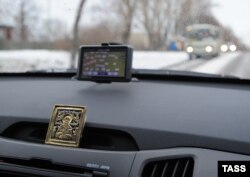 Навигатор GPS рядом с иконой в автомобиле в Иваново