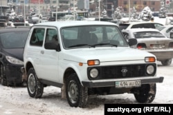 Алматы көшесіндегі автокөліктер. (Көрнекі сурет)