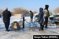 Астана қаласының шетіндегі "Пригродный" тұрғындары ауызсу алып жатыр. 12 ақпан 2019 жыл.