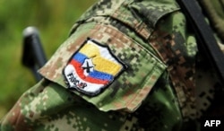 Нашивка на рукаве бойца FARC