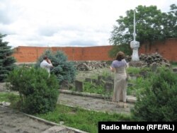 Наталья Эстемирова у мемориала жертвам дерортации, Грозный, архивное фото