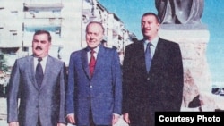 Vasif Talıbov (sol), keçmiş prezident Heydər Aliyev və indiki prezident, oğul İlham Əliyev, arxiv foto