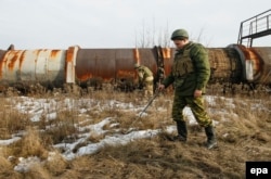 Представитель саперной команды армии самопровозглашенной "ДНР" под Горловкой, 18 января 2016 года