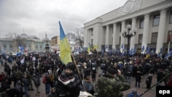 Митинг в Киеве перед зданием Верховной Рады во время формирования нового правительства