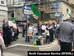 Участники митинга в Вене