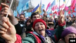 Приверженцы и противники правящей коалиции митингуют у зданий правительства и Верховной Рады