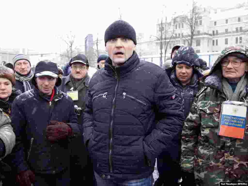 После окончания митинга Сергей Удальцов с соратниками пошел подавать петицию в администрацию Президента РФ