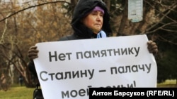 Участница митинга против установки памятника Сталину в Новосибирске, архивное фото