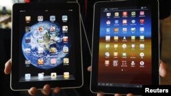 Планшет Samsung Electronics' Galaxy (справа) действительно почти неотличим от Apple iPad 