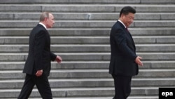 Xi Jinping (sağda) və Vladimir Putin 