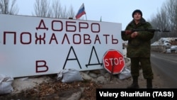 Боевик «ДНР» на блокпосту при въезде в Горловку, 14 декабря 2014 года