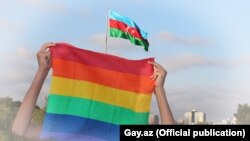 LGBT fəalları Bakıda mini aksiya zamanı 