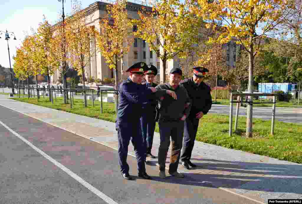 Бір әйелдің күйеуін полицейлер ұстай бастаған кезде әйелі &quot;Оған тиіспеңдер! Онда екі инфаркт болған!&quot; деп айқайлады. &quot;Қалада серуендеп жүруге болмайды! ҚДТ-дан неге соншалықты қатты қорқасыздар? ҚДТ-ның өзін қайдан көріп тұрсыздар?&quot; деді ол. Жарты минуттан соң полицейлер ер адамды жіберді, ерлі-зайыптылар алаң маңынан кетіп қалды.&nbsp; &nbsp;