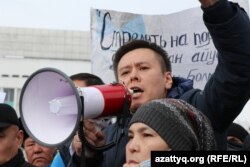 Жанболат Мамай Қаңтар қырғыны құрбандарын еске алу митингісінде сөйлеп тұр. Алматы, 13 ақпан 2022 жыл.