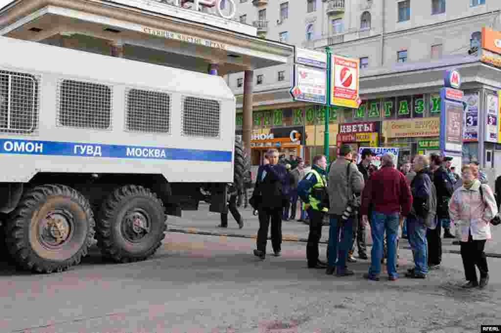 Фотографы в ожидании Марша у станции метро "Чистые пруды"