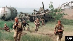 Российские военнослужащие входят в Чечню. Май, 1996 г.