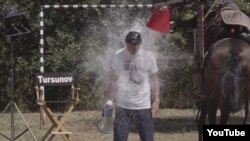 Режиссер Ермек Тұрсынов Ice Bucket Challenge акциясына қатысып, су құйынып тұр. 2014 жылдың тамызы.