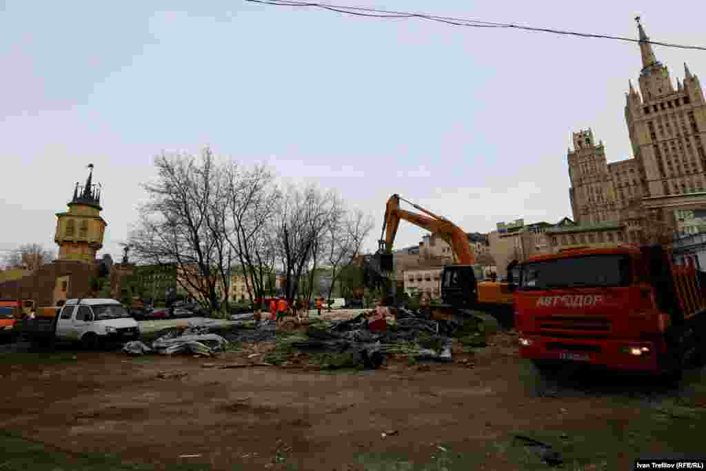 Возле станции &quot;Краснопресненская&quot; под снос попали два торговых павильона, от одного уже практически ничего не осталось