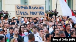 Акция у ИВС, где содержатся участники митингов протеста, в Минске в августе 2020 года