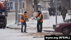 В ликвидации снежных наносов на дорогах Севастополя, обработке остановочных площадок задействуют более 20 дорожных рабочих