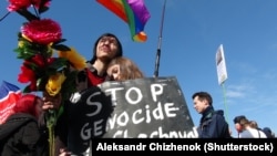 Sankt Peterburqda Çeçenistanda LGBT nümayəndələrinə qarşı zorakılqılara etiraz aksiyası 