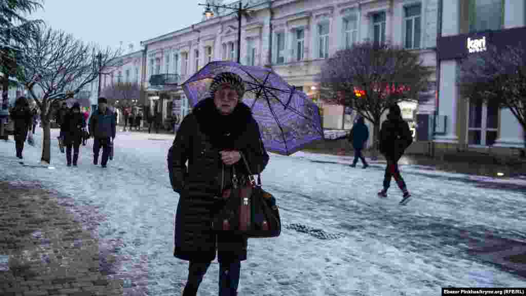 В самом центре Симферополя многие продолжали гулять, несмотря на осадки