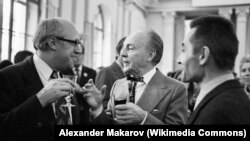 Мстислав Ростропович, балетмейстер Джордж Баланчин и главный балетмейстер ГАБТ СССР Юрий Григорович. 1972