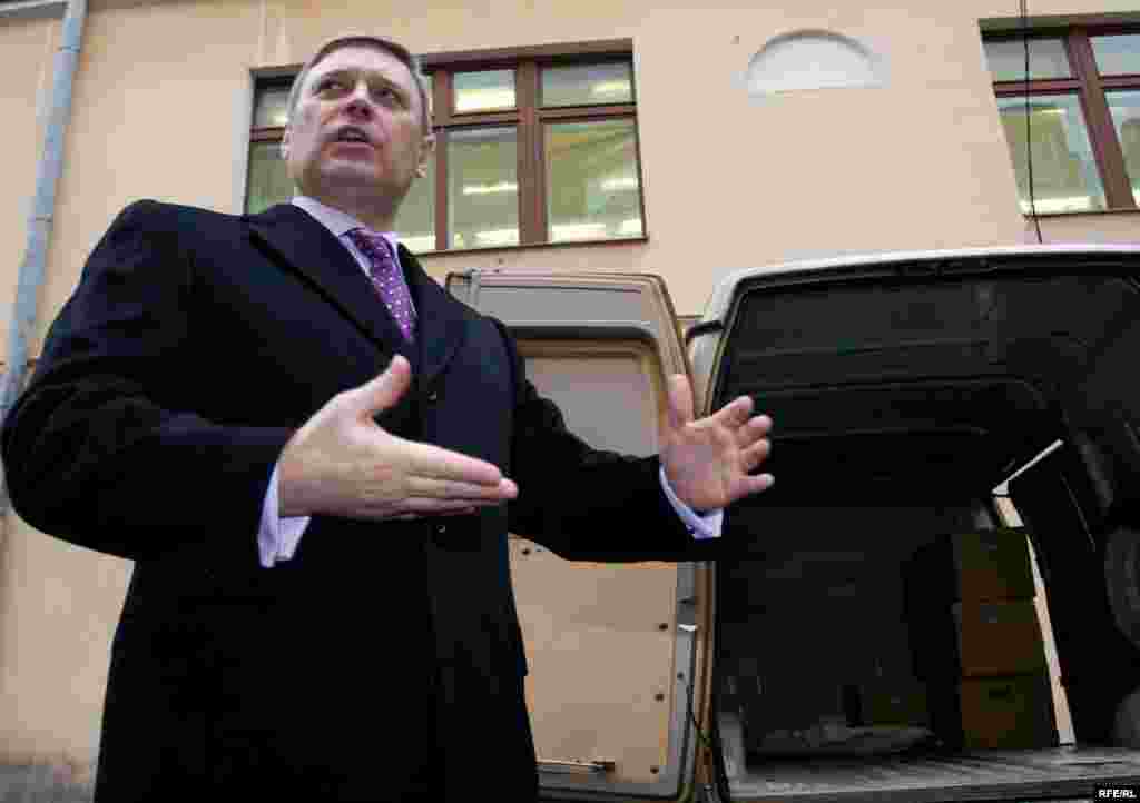 Russia -- Opposition leader, presidential candidate, former Prime Minister Mikhail Kasyanov watch unloading of the boxes with subscription lists, the central elections commission office in Moscow, 16Jan2008