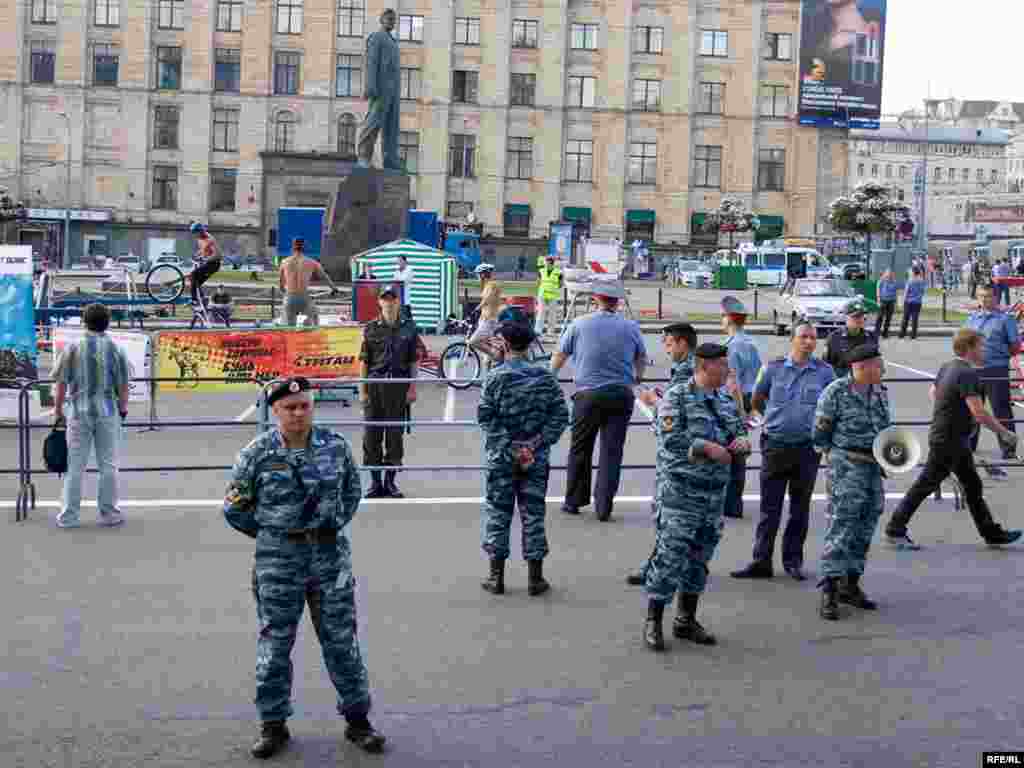 Действительно, на Триумфальной площади несколько человек скакали на горных велосипедах. Ведущий объявлял номера, но вскоре прекратил - его никто не слушал. Толпы журналистов ждали начала несанкционированного митинга